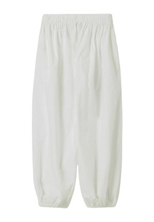Witte losse broek met elastische tailleband en elastische boorden bij de enkels, gemaakt van lichtgewicht stof.