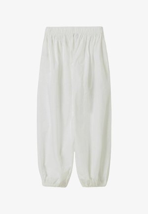 Witte losse broek met elastische tailleband en elastische boorden bij de enkels, gemaakt van lichtgewicht stof.