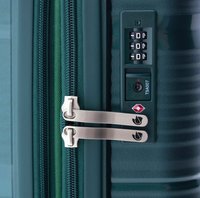 Maleta rígida verde con doble cremallera, tiradores de metal plateado, candado de combinación y puerto de acceso aprobado por la TSA.