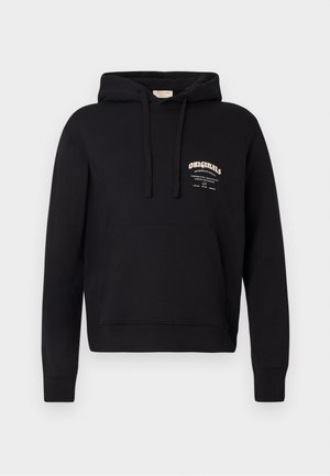Sudadera negra con un bolsillo frontal tipo bolsa, capucha con cordón y un logo de marca blanco en el pecho. Confeccionada en suave tela de algodón.