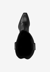 Zwarte leren laars met een spitse neus en een zachte textuur. De binnenkant is donker en toont een schoon, minimalistisch ontwerp.