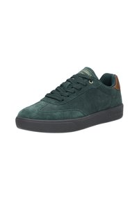 Tenis verde din suede cu talpă din cauciuc neagră, vârf rotund, design cu șireturi și accente din piele maro lângă toc. Marcă aurie pe lateral.