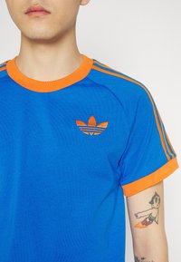 adidas Originals CALI TEE - T-Shirt print - bluebird