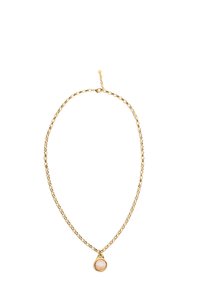 Złoty naszyjnik z łańcuszkiem, ozdobiony małym, łezkowatym wisiorkiem z jasno różowym akcentem w środku. Metalowe ogniwa są okrągłe.