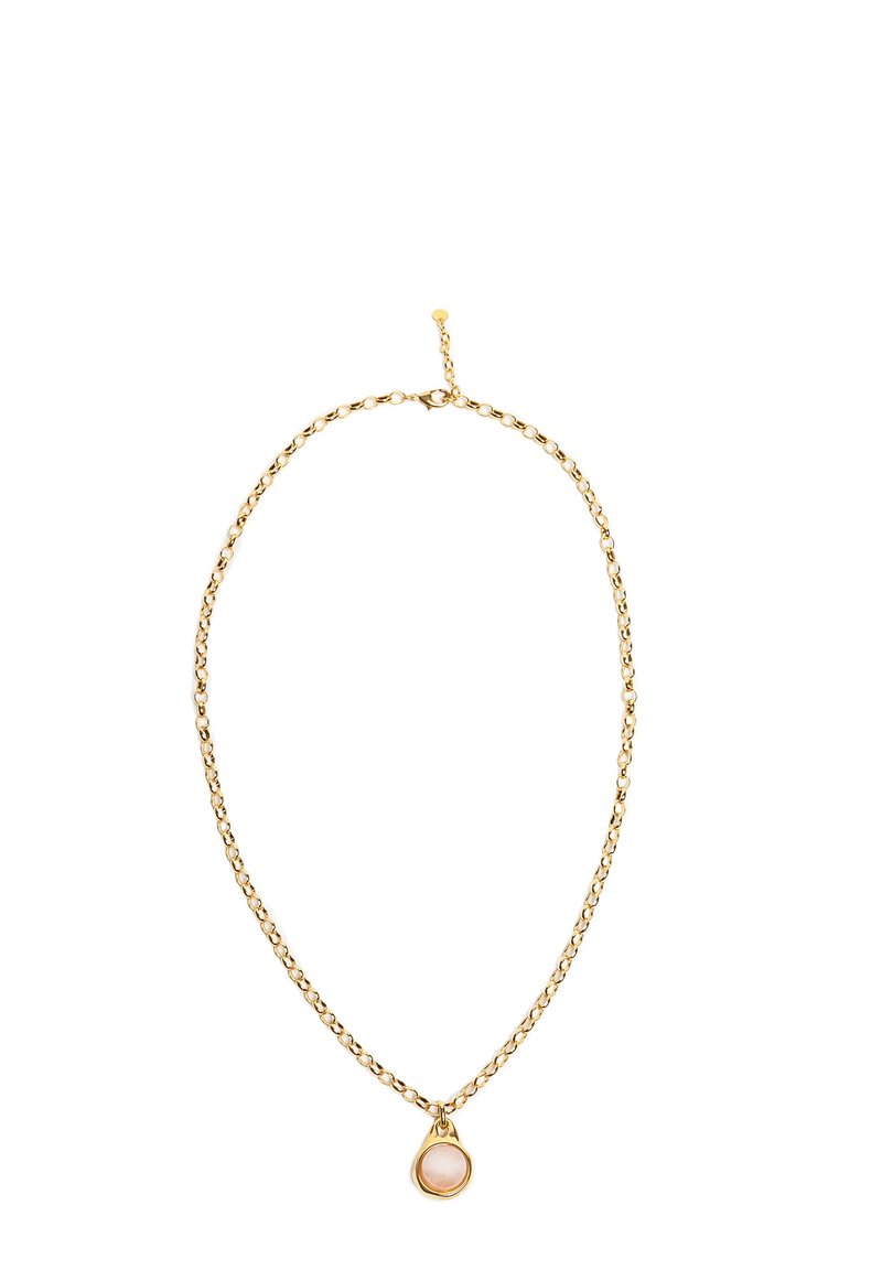 Złoty naszyjnik z łańcuszkiem, ozdobiony małym, łezkowatym wisiorkiem z jasno różowym akcentem w środku. Metalowe ogniwa są okrągłe.