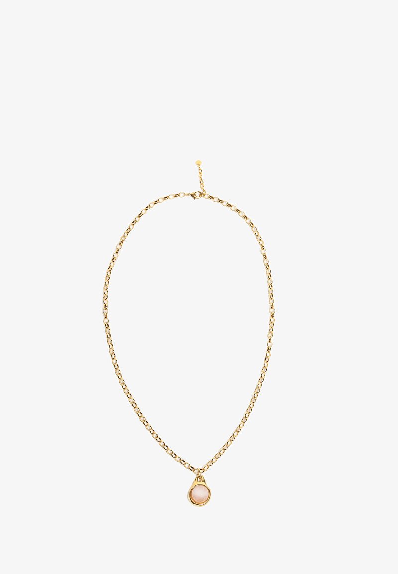 Złoty naszyjnik z łańcuszkiem, ozdobiony małym, łezkowatym wisiorkiem z jasno różowym akcentem w środku. Metalowe ogniwa są okrągłe.