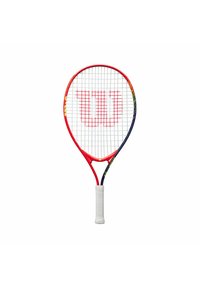 Rote und blaue Tennisschläger mit einem weißen Griff, der ein großes "Wilson"-Logo in den Saiten trägt und ein leichtes Design aufweist.