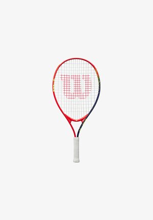 Rote und blaue Tennisschläger mit einem weißen Griff, der ein großes "Wilson"-Logo in den Saiten trägt und ein leichtes Design aufweist.