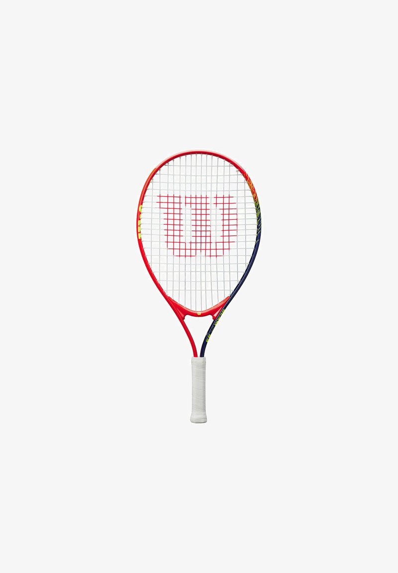 Rode en blauwe tennisracket met een witte handgreep, met een groot "Wilson" logo in de snaren en een lichtgewicht ontwerp.