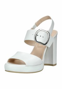 Sandali platform bianchi con una larga fascia superiore, grande fibbia argentata, punta aperta e tacco spesso per garantire stabilità. Finitura liscia e interno neutro.