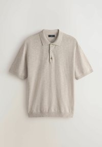 Hellbeiges, kurzärmeliges, gestricktes Poloshirt mit drei Knöpfen sowie geripptem Kragen und Saum, flach auf einem hellen Hintergrund liegend.