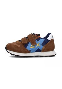 Sneaker marroni e blu realizzati in suede e tessuto, dotati di due cinturini in Velcro, suola intermedia bianca e un design geometrico giallo sul lato.