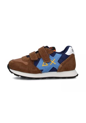 Sneaker marroni e blu realizzati in suede e tessuto, dotati di due cinturini in Velcro, suola intermedia bianca e un design geometrico giallo sul lato.