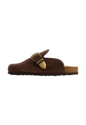 Sabot marron en daim à enfiler avec boucle en laiton réglable et semelle en liège, vue de côté sur fond blanc.