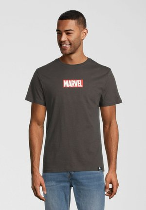 Grå bomulds T-shirt med korte ærmer, med et rødt rektangulært "MARVEL" logo på brystet og et lille mærke i kanten.