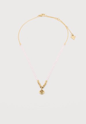 Collier délicat avec de petites perles roses et un pendentif disque en or, comprenant une chaîne en or et un fermoir réglable avec un charme triangulaire.