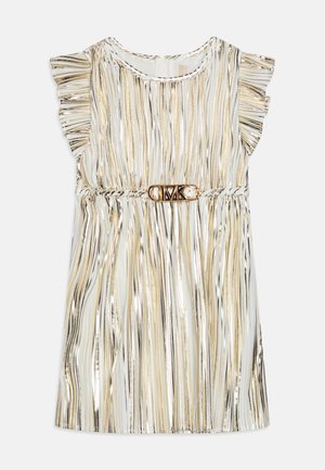 Robe métallisée avec des rayures verticales en argent et en or, des manches froncées et un accent décoratif du logo MK à la taille.