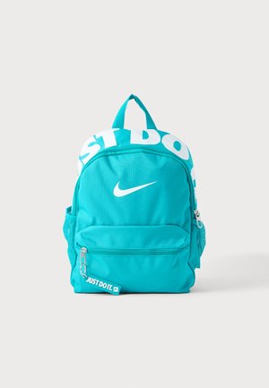 Tyrkysový Nike batoh s bielym logom Swoosh, zatváraním na zips "Just Do It", predným vreckom a textom "JUST DO" na hornom okraji.