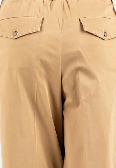 Pantaloni beige con una texture liscia, dotati di due tasche posteriori con pattina e di una cintura elasticizzata arricciata per una vestibilità comoda.