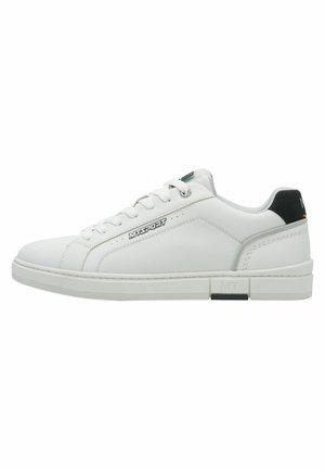 Białe trampki z gładką skórzaną cholewką, teksturowanymi bocznymi panelami, czarnym akcentem na pięcie oraz gumową podeszwą o minimalistycznym wzornictwie.