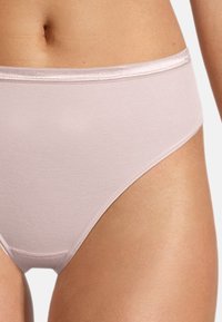 Helle rosa Baumwollunterhose mit glatter Textur, nahtlosem Bund und Beinausschnitten, ohne sichtbare Muster oder Beschläge.