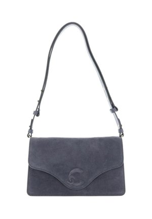 Sac à épaule en daim bleu avec sangle réglable et logo embossé discret sur le rabat avant.