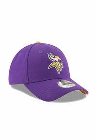 Cappellino da baseball viola in cotone con corona strutturata, visiera curvata e logo dei Vikings sulla parte anteriore. Presenta dettagli gialli.