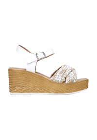 Sandalias de cuña blancas con tiras trenzadas, que cuentan con un tacón de yute natural texturizado. El diseño incluye una correa ajustable en el tobillo y una plantilla lisa.