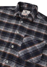 Navy blauwe en witte geruite shirt met oranje accenten, gemaakt van flanellen stof, met een knoopsluiting en een enkele borstzak.