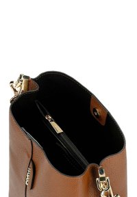 Borsa a secchiello in pelle marrone con una finitura testurizzata, interno nero, hardware dorato e una tasca con zip per una conservazione sicura.