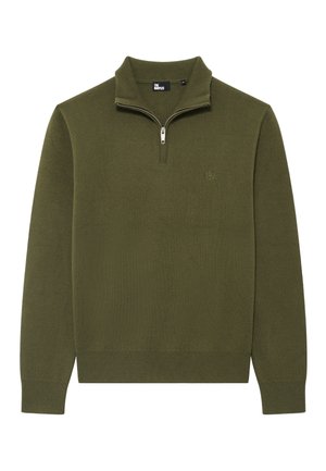 Maglione lavorato a maglia verde oliva con collo a zip a un quarto, polsini e orlo a coste. Presenta un logo discreto sul petto. Texture liscia.