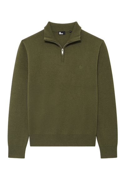 Olivgrüner Strickpullover mit einem Viertel-Reißverschlusskragen, gerippten Bündchen und Saum. Mit einem dezenten Logo auf der Brust. Glatte Textur.