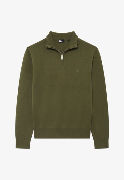 Olivgrüner Strickpullover mit einem Viertel-Reißverschlusskragen, gerippten Bündchen und Saum. Mit einem dezenten Logo auf der Brust. Glatte Textur.