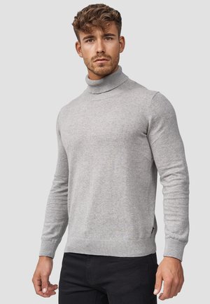 Maglione grigio a collo alto realizzato in morbido tessuto a maglia, con maniche lunghe e polsini e orlo a coste. Design semplice senza motivi visibili.