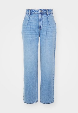 Hellblaue Highwaist-Jeans mit vorderen Falten, Knopf- und Reißverschluss sowie geraden, weiten Beinen vor weißem Hintergrund.
