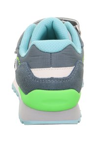 Sportliche Schuhe mit einem grauen Obermaterial, blauer Textilinnenseite, grünen Akzenten an der Ferse und einer strukturierten Gummisohle.