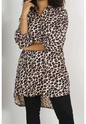 Tunique à imprimé léopard avec manches longues, boutonnage sur le devant, ourlet arrondi et tissu doux ; motifs noirs, marron et roses.