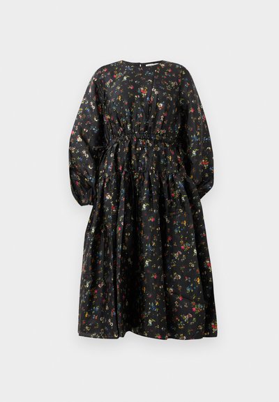 Črna cvetlična obleka z dolgimi rokavi, elastičnim pasom in večplastnim krilom. Ima večbarvne majhne cvetlične vzorce na gladkem blagu.