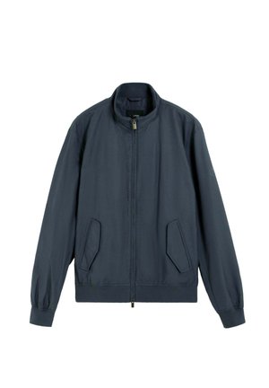 Veste zippée bleu marine avec col montant, deux poches avant à rabat, manches longues avec poignets élastiques et une ceinture ajustée.