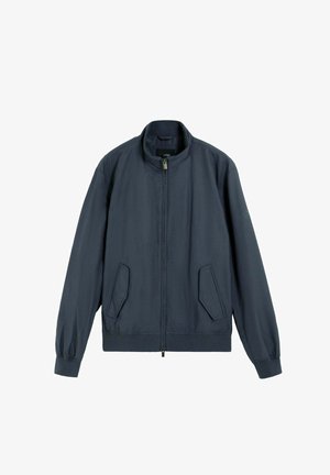 Veste zippée bleu marine avec col montant, deux poches avant à rabat, manches longues avec poignets élastiques et une ceinture ajustée.