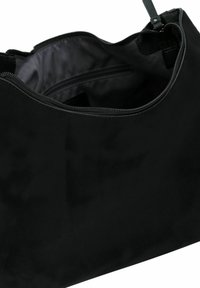 Borsa a spalla nera in pelle con apertura zip, texture liscia e un ampio interno dotato di una piccola tasca con zip.
