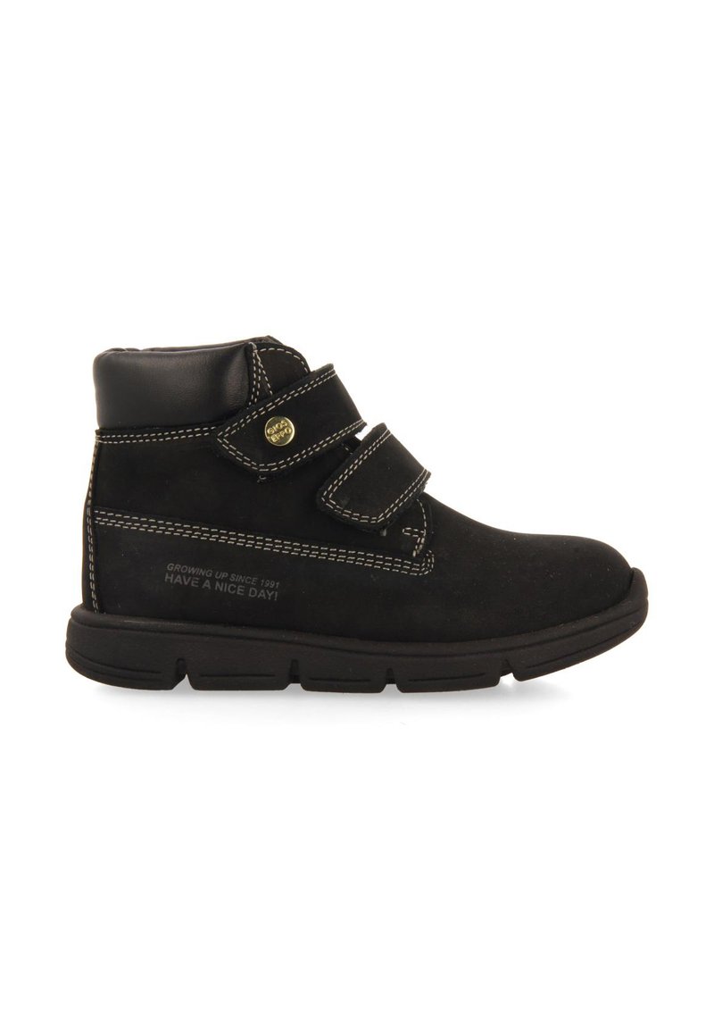 Bottines en daim noir avec deux sangles Velcro réglables, col rembourré et semelle en caoutchouc. Caractéristiques de couture contrastée et texte imprimé.