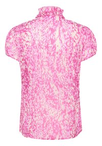 Blusa rosa con scollo arricciato, maniche corte a sbuffo e tessuto strutturato che mostra un motivo astratto nei toni del rosa chiaro e scuro.