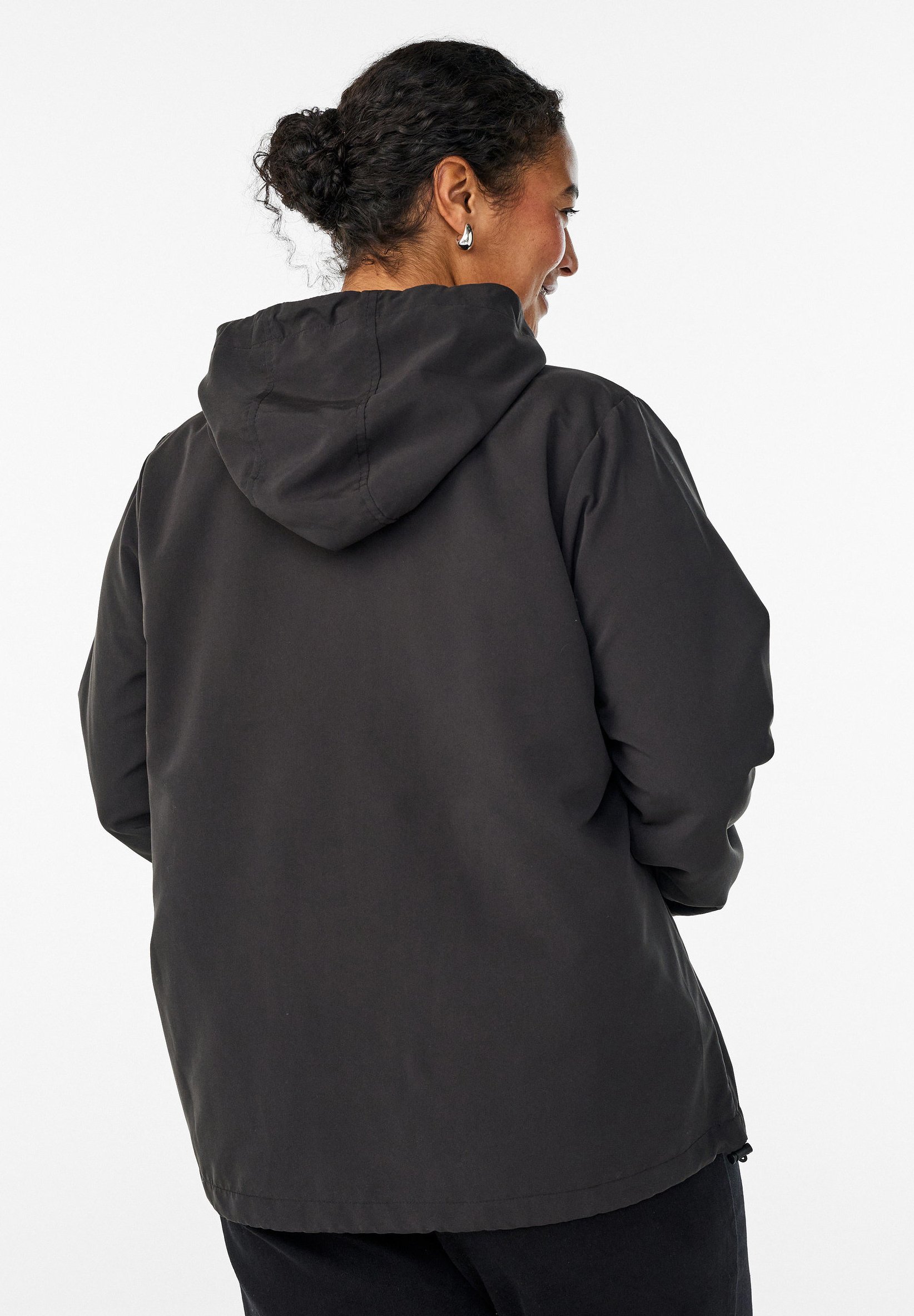 さ*姫様 Lig. half sleeve jacket ブラック Zizzi MIT KAPUZE UND REISSVERSCHLUSS - Jas - black/zwart - Zalando.nl