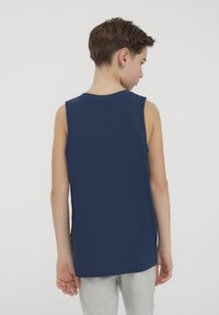 Canottiera senza maniche in cotone blu navy con scollo rotondo e taglio dritto. Presenta una trama semplice e un design minimalista.