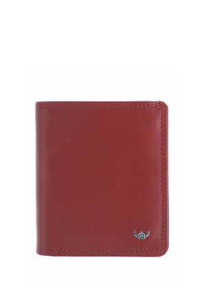 Portefeuille en cuir marron avec une finition lisse et un petit emblème argenté dans le coin inférieur droit sur fond blanc.