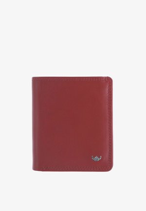 Portefeuille en cuir marron avec une finition lisse et un petit emblème argenté dans le coin inférieur droit sur fond blanc.