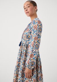 Vero Moda Petite VMSIS SHORT DRESS - Dnevna haljina - bright white/blue boho
