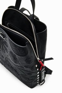 Zaino in pelle nera con motivi floreali in rilievo, zip argentata, rifiniture rosse e spallacci regolabili per una maggiore versatilità.