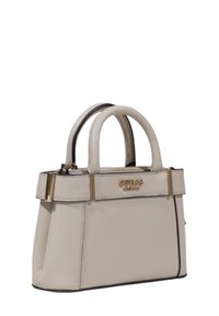 Borsa a mano beige chiaro con design strutturato, materiale texturizzato, doppio manico superiore e hardware color oro con logo del marchio sul davanti.